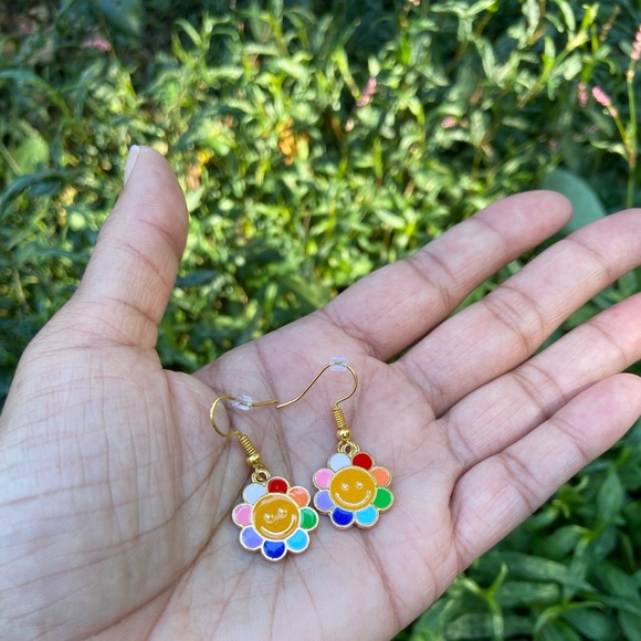 Daisy Flower Smiley Happy Face Y2K Inspired Drop Earrings - Picture 6 of 8